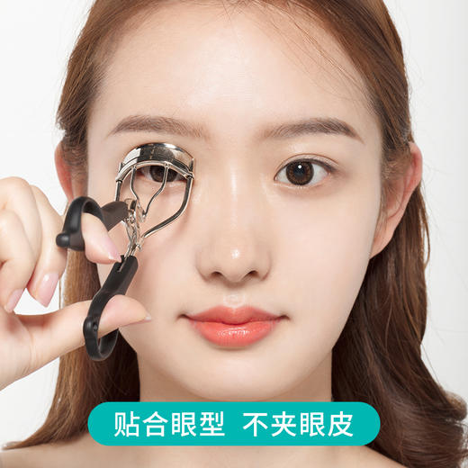 【专区29元任选三件】浓睫娃娃广角睫毛夹粉色 便携持久卷翘 睫毛卷翘器含胶垫替换垫 商品图9