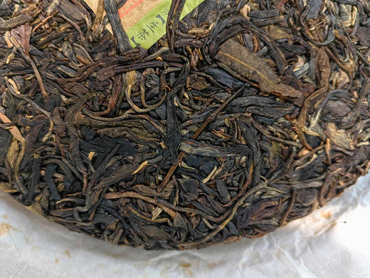 捡漏了！高货来袭【中茶贺开老树】2018年头春老树原料；中茶在勐海建厂第一年陈年系列首款；也是2018年中茶陈年系列当年主打产品，掌柜私藏款数量稀珍；357g/饼 商品图5