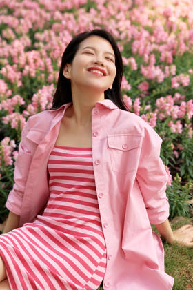 惊艳朋友圈的粉红衬衫条纹套装