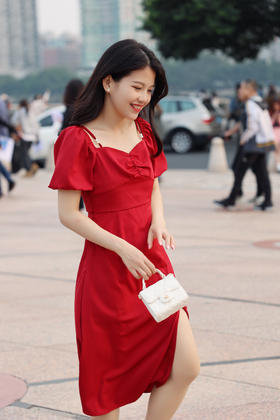 白到发光的正红色连衣裙