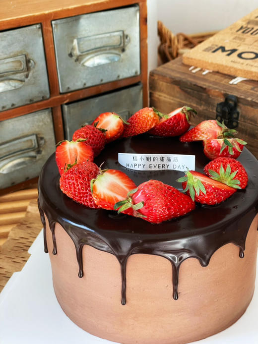 巧克力遇上草莓，法芙娜蛋糕体搭配牛奶巧克力奶油夹心，满口都是幸福和满足 商品图0