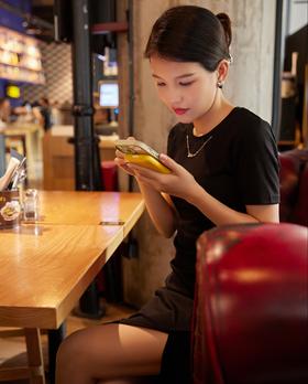 自留两个色的连衣裙