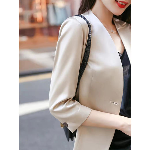 Jin口缎面三醋酸！曲线特好特显瘦！V领小西装外套女 M2301 商品图1