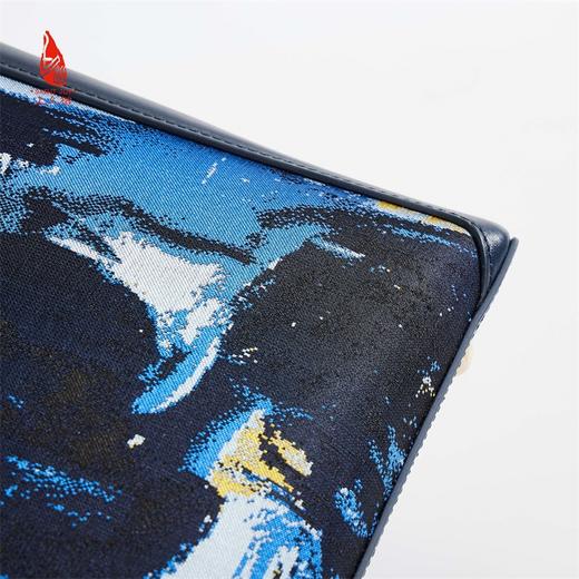 SAINTJOY/上久楷 女士宋锦拎包 无题·深蓝 吴大羽《无题》合作款拎包  BWS18A1701 商品图6