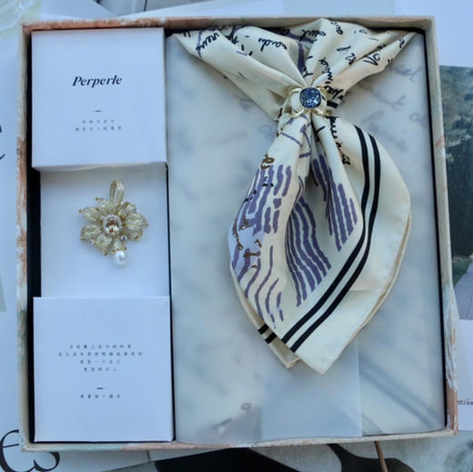 【甄珠贝·时尚高级感系列】90*90cm信笺丝巾胸花丝巾扣三件套礼盒 商品图0