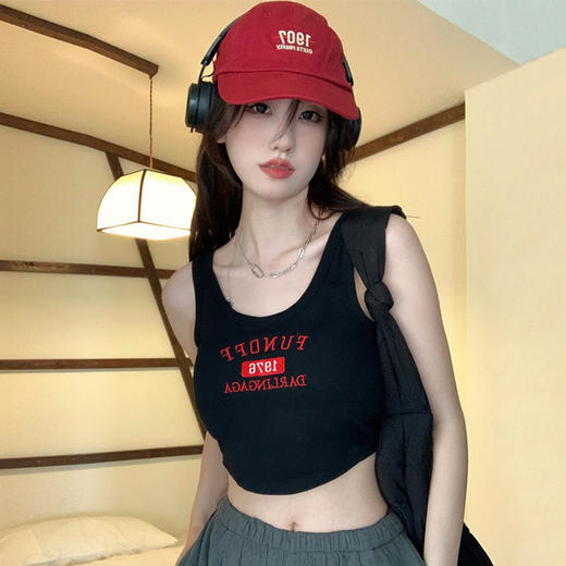 【撞色吊带背心 自带胸垫】无钢圈吊带背心，不规则百搭休闲运动吊带背心 固定杯带胸垫舒适 透气聚拢绣花字母裹胸抹胸学生女 商品图1