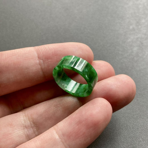 糯种阳绿辣色翡翠圆环 商品图6