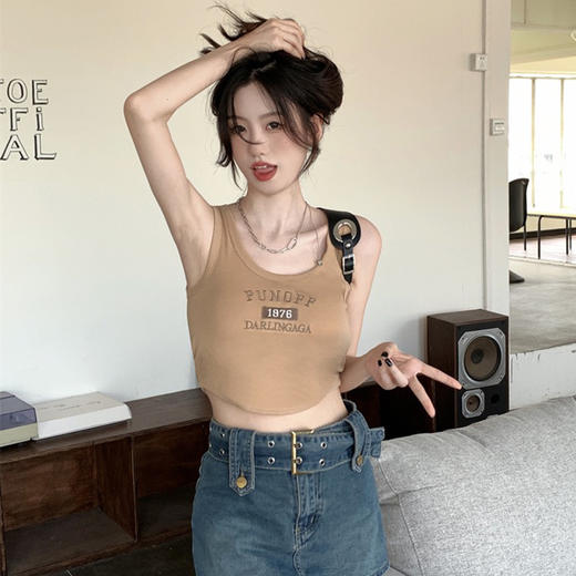 【撞色吊带背心 自带胸垫】无钢圈吊带背心，不规则百搭休闲运动吊带背心 固定杯带胸垫舒适 透气聚拢绣花字母裹胸抹胸学生女 商品图0