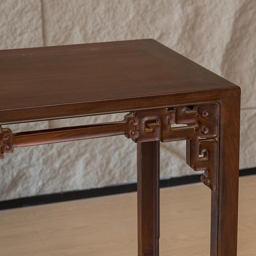 二十世纪 红木透雕拐子纹四面平画桌 商品图3