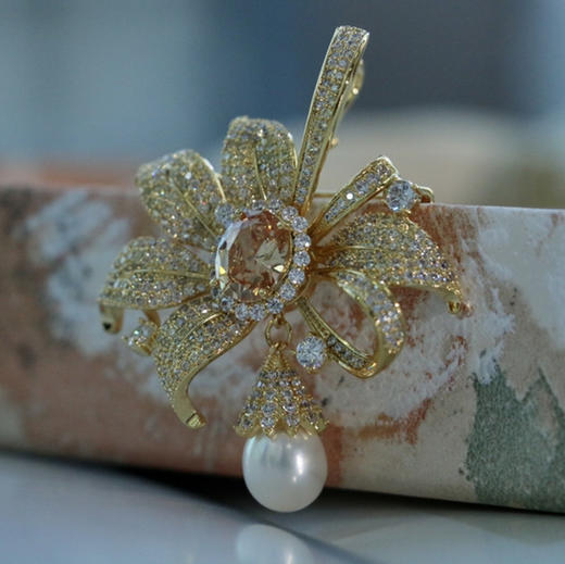 【甄珠贝·时尚高级感系列】90*90cm信笺丝巾胸花丝巾扣三件套礼盒 商品图3