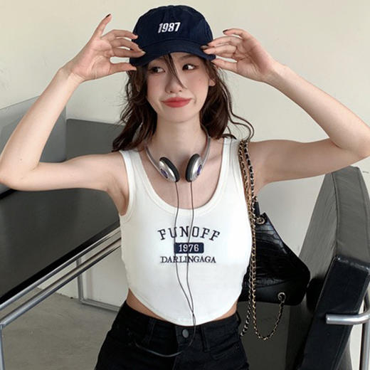 【撞色吊带背心 自带胸垫】无钢圈吊带背心，不规则百搭休闲运动吊带背心 固定杯带胸垫舒适 透气聚拢绣花字母裹胸抹胸学生女 商品图2