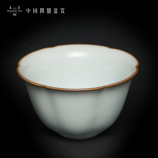 问鼎汝瓷紫金釉经典款月白大葵口杯 商品图1