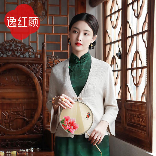 爆款推荐# 经典长青款『知婳』新中式盘扣针织轻薄外套，自带独特的复古魅力！ 商品图1