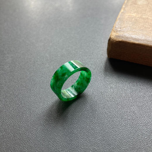 糯种阳绿辣色翡翠圆环 商品图0