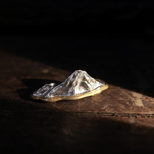 乾茂号/纯银山石  银山铜底搁架 摆件茶道配件   长约5.3cm 商品图0