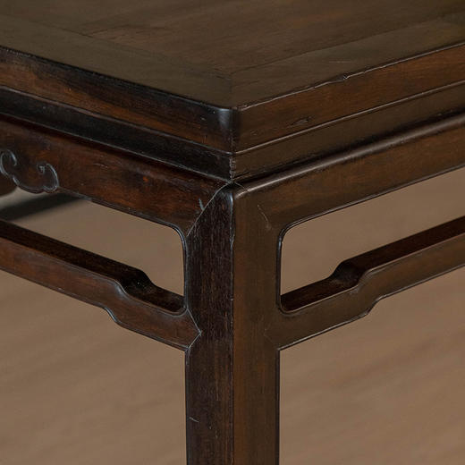 清中期 紫檀束腰罗锅枨马蹄腿云纹半桌 商品图3