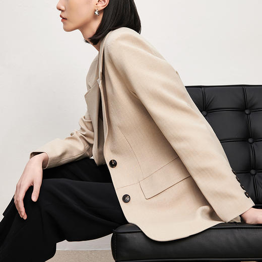 IN AND ON2023春季新款人字纹立裁收腰西装黑色通勤外套 商品图6