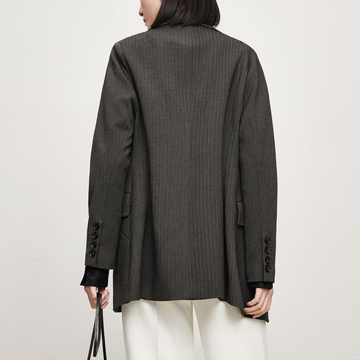 IN AND ON2023春季新款人字纹立裁收腰西装黑色通勤外套 商品图2