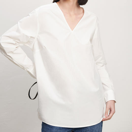 IN AND ON 春秋新款衬衫女纯棉纯色简约质感百搭宽松V领上衣 商品图4