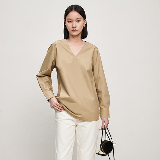 IN AND ON 春秋新款衬衫女纯棉纯色简约质感百搭宽松V领上衣 商品图0