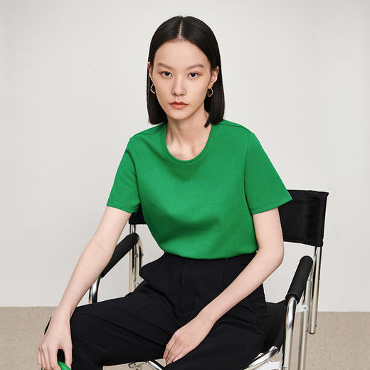 IN AND ON53149绿色纯棉基础款圆领T恤女短袖重工纯色正肩内搭打底上衣 商品图9