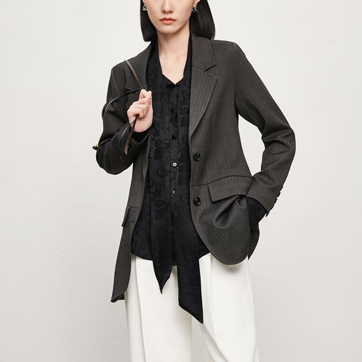 IN AND ON2023春季新款人字纹立裁收腰西装黑色通勤外套 商品图5