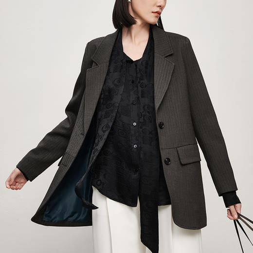 IN AND ON2023春季新款人字纹立裁收腰西装黑色通勤外套 商品图4