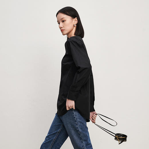 IN AND ON 春秋新款衬衫女纯棉纯色简约质感百搭宽松V领上衣 商品图1