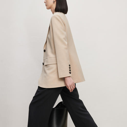 IN AND ON2023春季新款人字纹立裁收腰西装黑色通勤外套 商品图7