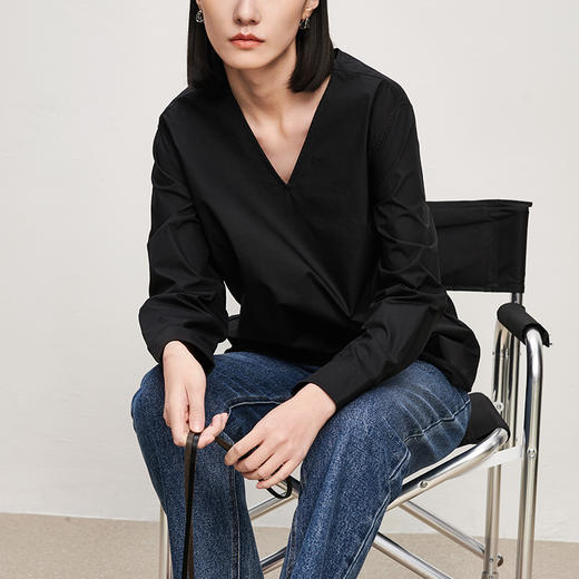 IN AND ON 春秋新款衬衫女纯棉纯色简约质感百搭宽松V领上衣 商品图9