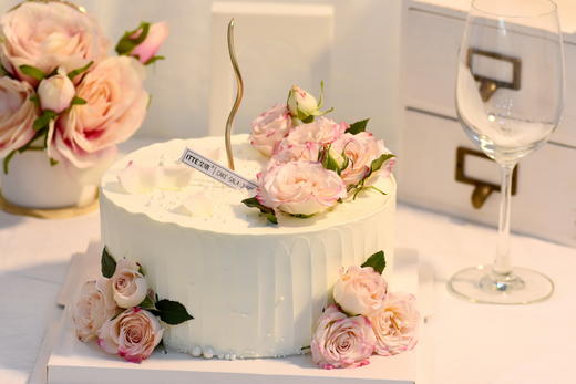 【折射玫瑰】动物奶油、新鲜水果夹心、糯米蛋糕胚；鲜花水果蛋糕，粉色的花朵，就像折射一束光，充满无尽魅力~ 商品图1