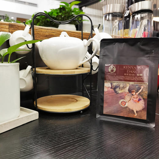 杞冠臻选 | 肯尼亚AA·轻舞【浅度烘焙】品尝肯尼亚咖啡，便能立刻体味其中所蕴含的清新芬芳、浓郁、带有热带水果风味，干净的青梅与乌梅的核果酸爽是卓越水洗标准特质，味道完美而平衡。227克/袋 商品图0