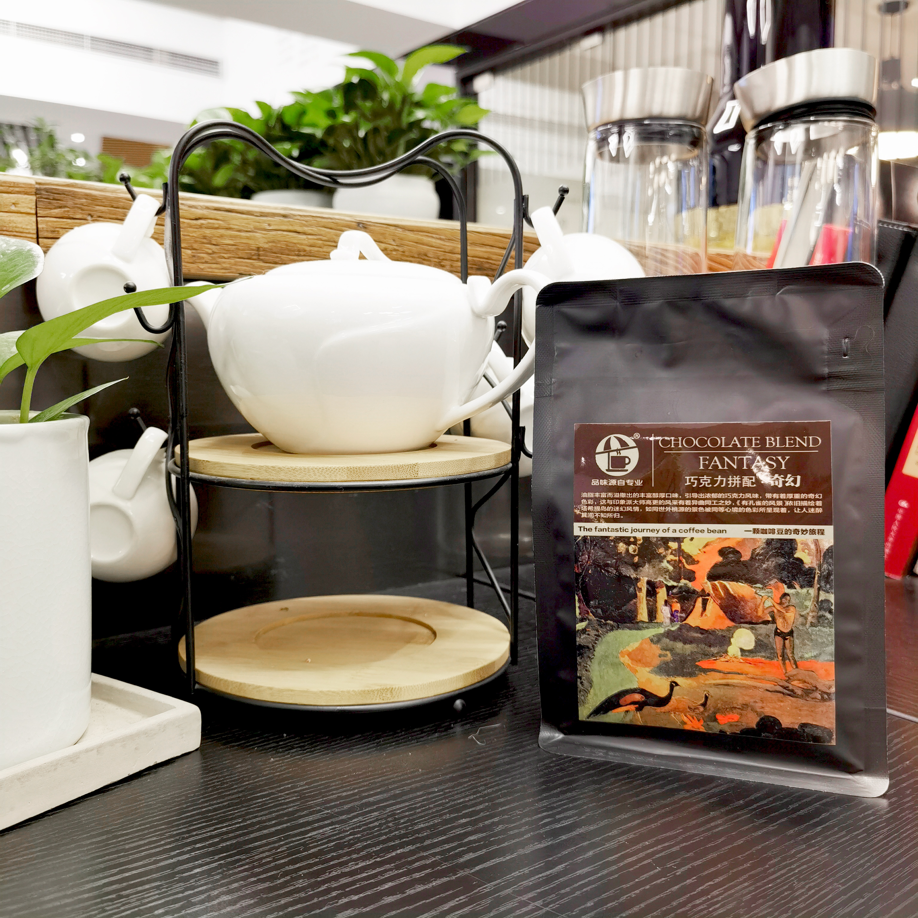 杞冠臻选 | 巧克力拼配 · 奇幻【中深度烘焙】油脂丰富而溢撒出的丰富醇厚口味，引导出浓郁的巧克力风味，口盖顺滑带有厚重的奇幻色彩，适合传统意式和花式咖啡的制作。227克/袋