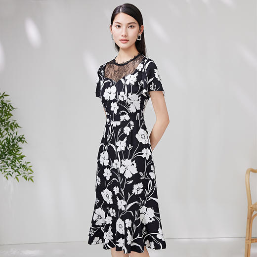 EITIE爱特爱夏季新款修身显瘦优雅蕾丝拼接领印花连衣裙7007713 商品图2