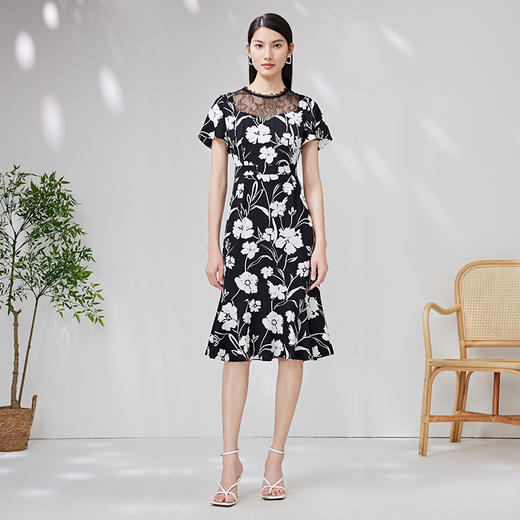 EITIE爱特爱夏季新款修身显瘦优雅蕾丝拼接领印花连衣裙7007713 商品图3