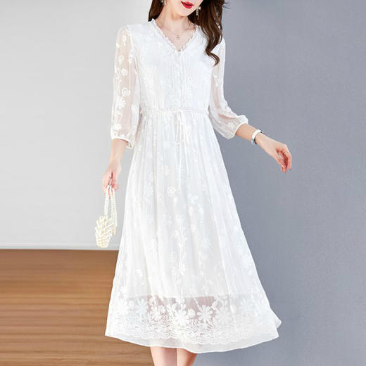 ZS-9691真丝连衣裙桑蚕丝刺绣顺纡缎连衣裙2023新款木耳边V边抽绳中长裙 商品图1