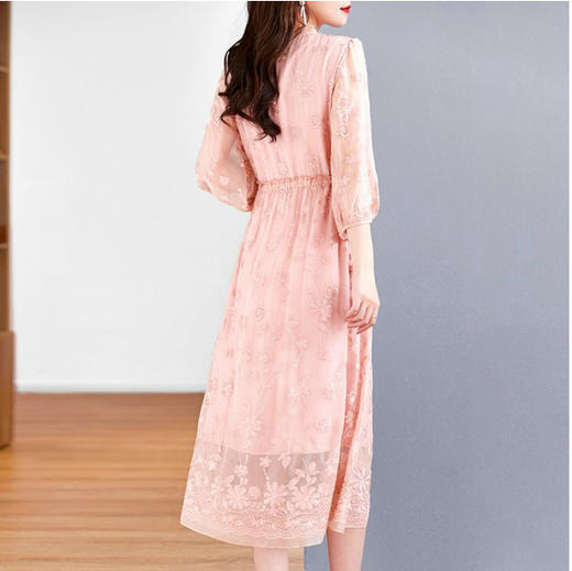 ZS-9691真丝连衣裙桑蚕丝刺绣顺纡缎连衣裙2023新款木耳边V边抽绳中长裙 商品图3