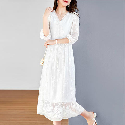 ZS-9691真丝连衣裙桑蚕丝刺绣顺纡缎连衣裙2023新款木耳边V边抽绳中长裙 商品图2