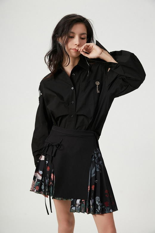 黑色钥匙绣花露肩袖衬衫 商品图3