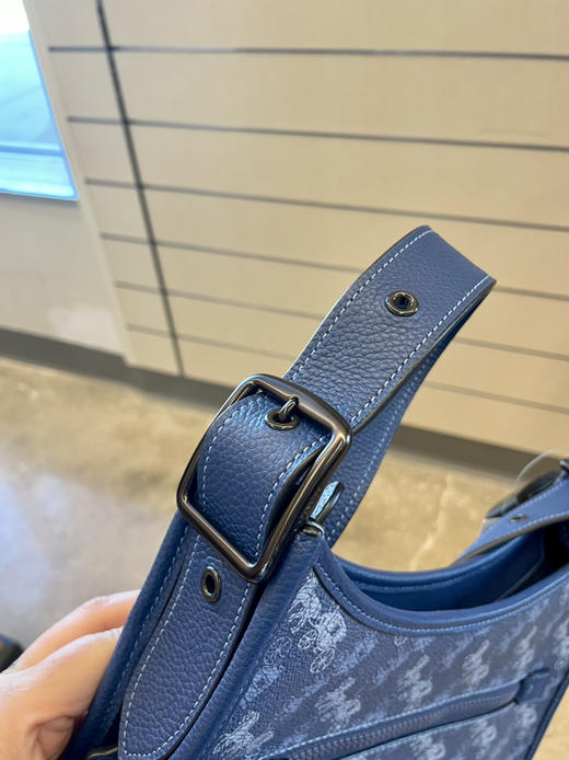 折扣店捡漏！coach专柜款Emery马车老花腋下单肩包 只要¥1260直邮到手 配防尘袋 商品图2