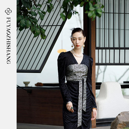 IWY/扶摇系列 V领单排扣显瘦连衣裙（不含抹胸）23FYQ104 商品图2