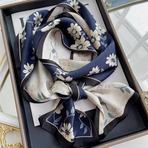 【甄珠贝·花卉系列】素绉缎桑蚕丝大飘带和施华洛丝巾扣礼盒套装 商品图2