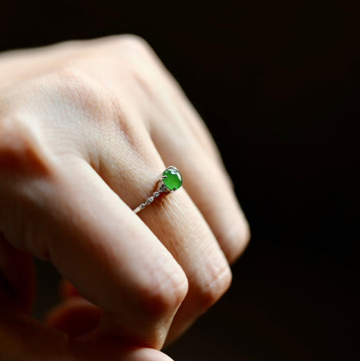 高冰种阳绿翡翠蛋面戒指18k白金钻石镶嵌 商品图9