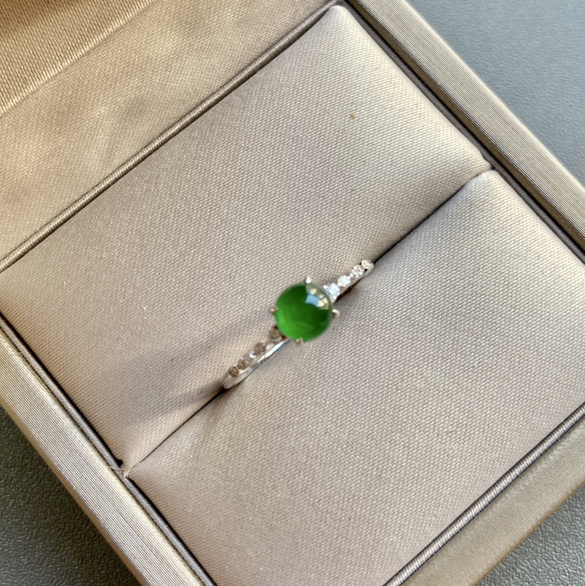 高冰种阳绿翡翠蛋面戒指18k白金钻石镶嵌