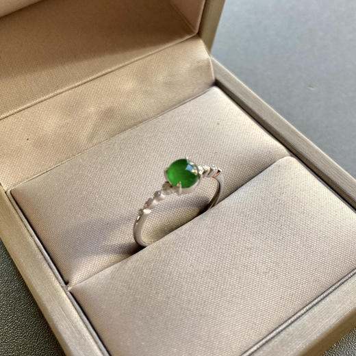 高冰种阳绿翡翠蛋面戒指18k白金钻石镶嵌 商品图1