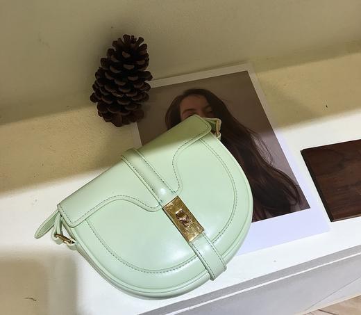 【门店同款】春季小众锁扣半圆马鞍包 150250689 商品图0