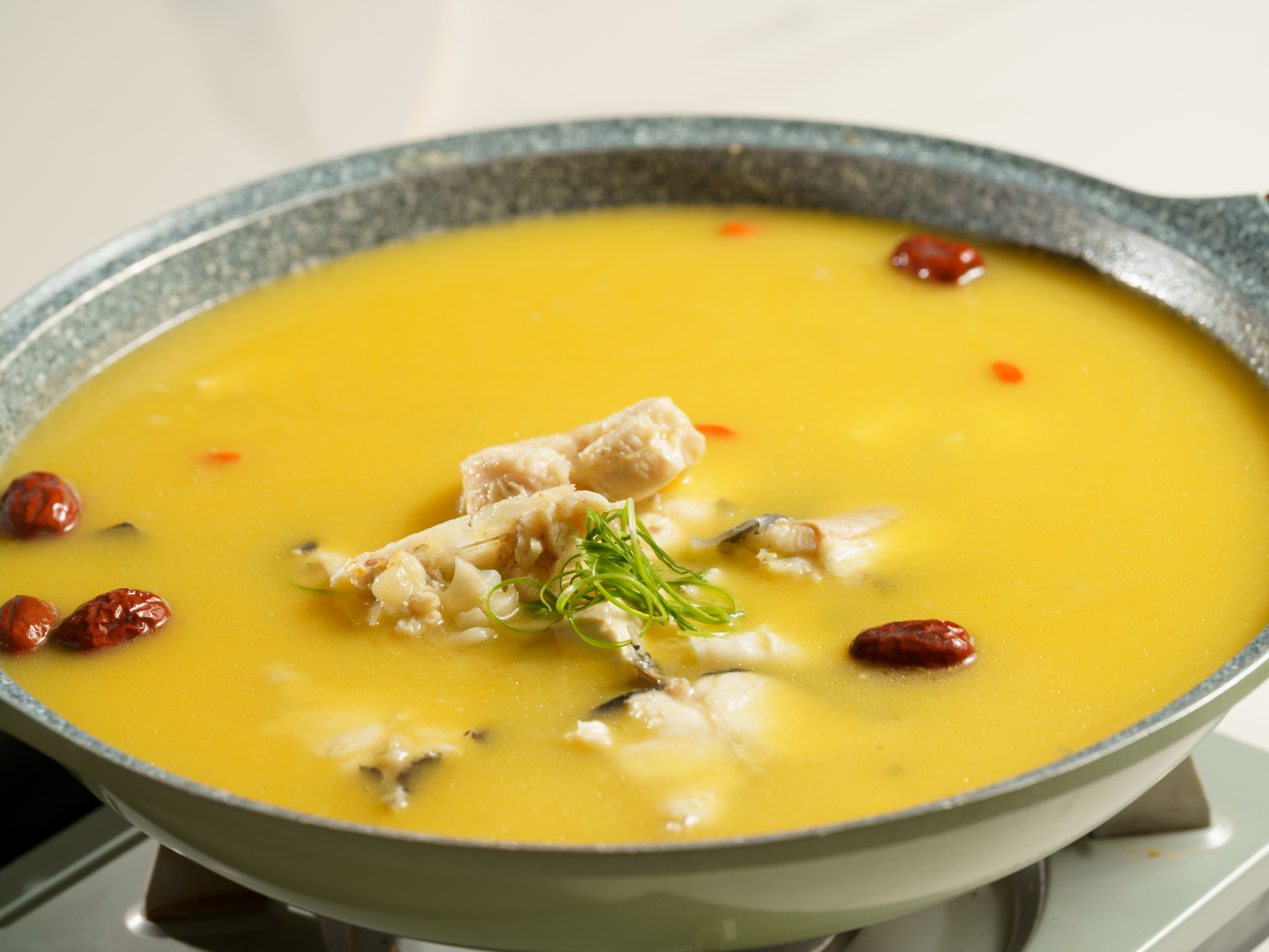 【老西坝特色餐厅】10-12人肥鱼特色套餐 （需提前一天预约）