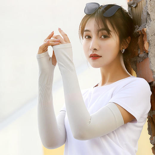 【买1送1清爽一夏！夏天防晒不怕黑！】春夏新款防紫外线冰丝手袖渐变色冰袖，UPF50+袖套护手臂，阻隔95%紫外线拒绝变黑，款式时尚，柔软透气不闷热，户外运动露营野炊骑车防晒 商品图1