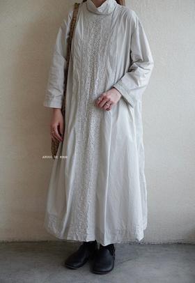 （7折）Gauze刺绣高领连衣裙