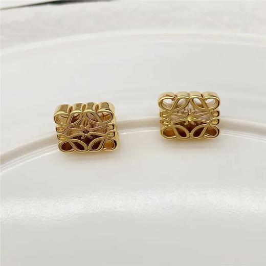 【爆款超低价预售 急单慎拍】铜镀真金超长保色高级感法式纹路耳饰小众镂空花设计简约大方 商品图0
